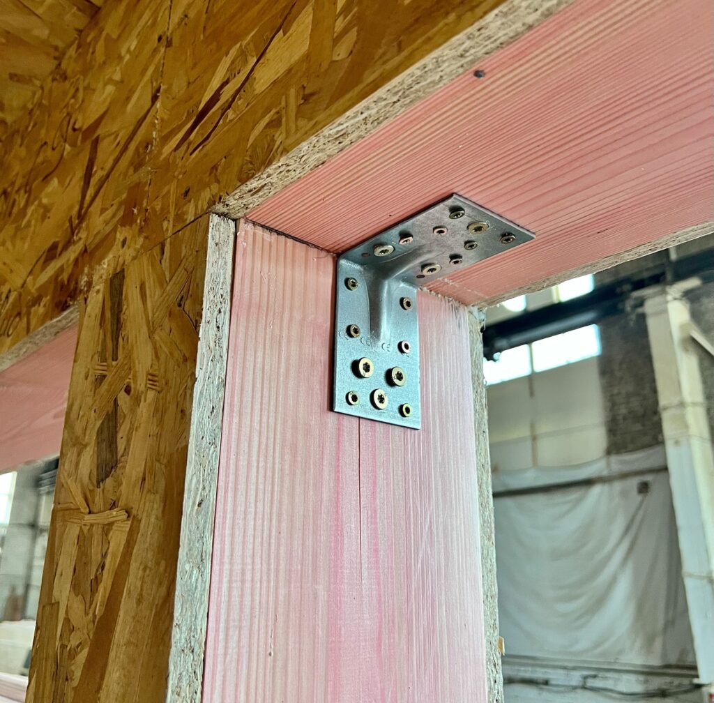 Installation eines Modulhauses in der Produktion
