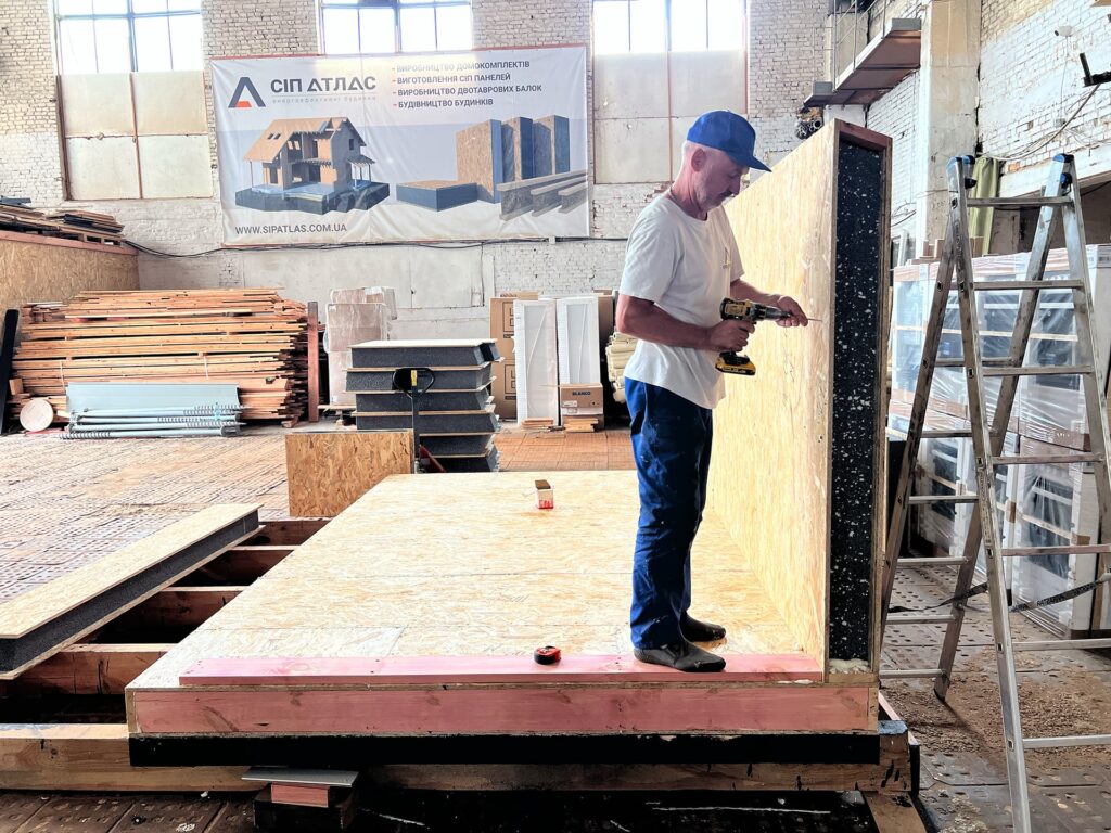Installation eines Modulhauses in der Produktion