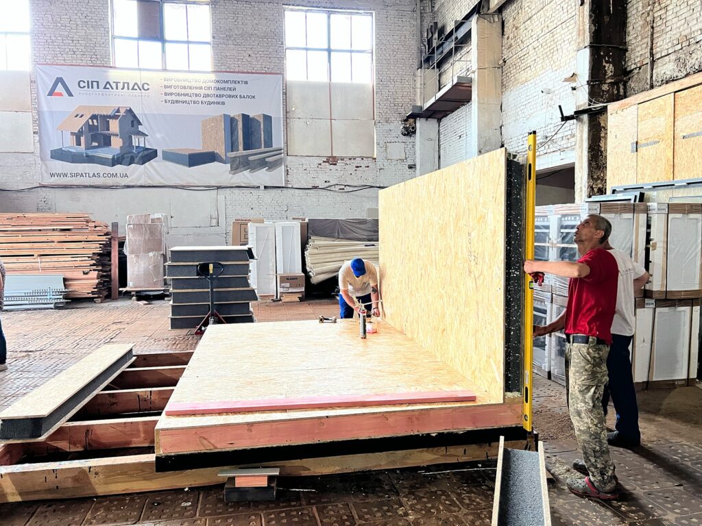 Installation eines Modulhauses in der Produktion
