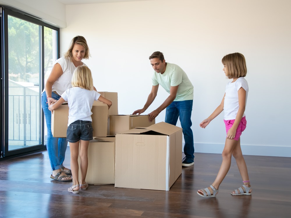 einzug-in-ein-neues-haus-familie-foto